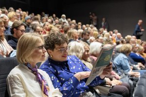 Widzowie i goście zebrani w sali Warszawa podczas gali otwarcia 23. Millennium Docs Against Gravity 