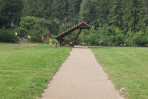 4.	Zadaszenie klasy pod chmurką w trakcie okrywania wiórem osikowym // fot. Joanna Bloch-Orłowska