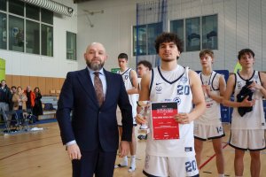 Zawodnicy BSA AMW Arki Gdynia i Rafał Dampc, komisarz zawod&oacute;w z dyplomem za zajęcie 2. miejsca