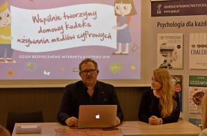 Spotkanie z przedstawicielem Fundacji Dbam o mój z@sięg przyniosło domowe kodeksy odpowiedzialnego korzystania z mediów cyfrowych, fot. Kamil Złoch