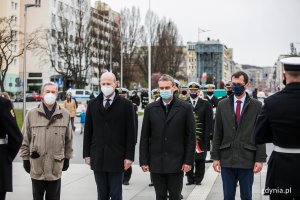 Delegacja gdyńskich samorządowców składa kwiaty przed pomnikiem Polski Morskiej z okazji Dnia Flagi RP. Od lewej: radny miasta Zenon Roda, wiceprezydent Gdyni Bartosz Bartoszewicz, Marcin Wołek - wiceprzewodniczący Rady Miasta Gdyni, radny miasta Lechosław Dzierżak // fot. Karol Stańczak