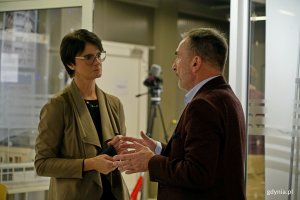 Agnieszka Kukiełko, naczelniczka Wydziału Polityki Gospodarczej Urzędu Miasta Gdyni, wraz z Tomaszem Surowcem z firmy Hermes podczas spotkania świątecznego gdyńskich firm rodzinnych