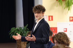 Debata Oksfordzka z tezą: „Szkoła częściej narusza prawa dziecka, niż je chroni”, na zdjęciu uczniowie klasy III D z IALO w Gdyni (fot. Katarzyna Balcerzak)