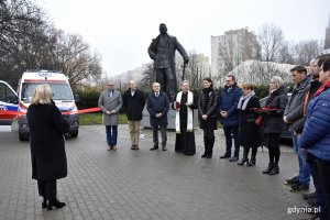 W uroczystym przekazniu nowej karetki wzięli udział m.in.: Michał Guć - wiceprezydent Gdyni ds. innowacji, Bartosz Bartoszewicz - wiceprezydent Gdyni ds. jakości życia, Wojciech Szczurek - prezydent Gdyni, Beata Pająk-Michalik - dyrektor Miejskiej Stacji Pogotowia Ratunkowego w Gdyni, Katarzyna Gruszecka-Spychała - wiceprezydent Gdyni ds. gospodarki, Lechosław Dzierżak - radny miasta i przewodniczący przewodniczący Komisji Rodziny, Pomocy Społecznej i Zdrowia Rady Miasta Gdyni oraz Marek Łucyk - wiceprezydent Gdyni ds. rozwoju // fot. Magdalena Czernek