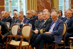Uczestnicy uroczystego posiedzenia senatu uczelni z okazji 106. rocznicy utworzenia Uniwersytetu Morskiego. Wśr&oacute;d nich radna Gdyni Joanna Zielińska i były prezydent Wojciech Szczurek 