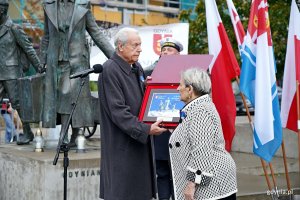 Andrzej Krajniak, prezes stowarzyszenia Gdynian Wysiedlonych, wraz z Krystyną Wietrzykowską, która odebrała pamiątkowy ryngraf w imieniu posłanki Doroty Arciszewskiej-Mielewczyk 
