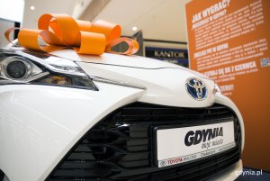 Hybrydowa Toyota Yaris to główna nagroda w loterii. Można ją oglądać w Centrum Riviera // fot. Przemysław Kozłowski