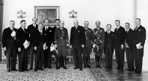 Prezydent Ignacy Mościcki wręcza Medal za Długoletnią Służbę, 17 maja 1938 r.. żródło NAC
