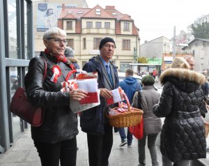 Gdynianie otrzymywali flagi również od Joanny Zielińskiej - przewodniczącej Rady Miasta Gdyni oraz Zenona Rody - przewodniczącego Rady Dzielnicy Grabówek // fot. Magdalena Czernek
