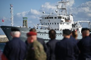 ORP &bdquo;Heweliusz&rdquo; i stojący na brzegu wojskowi