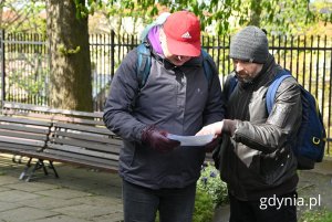 Spacerowicze zapoznali się z trasą wycieczki (fot. Magdalena Starnawska)