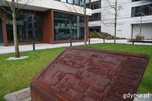 Nowe budynki Gdynia Waterfront i tablica stylizowana na starą, stoczniową tablicę