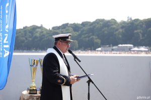 Przy mikrofonie modli się o. Edward Pracz, duszpasterz ludzi morza