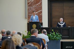 Bartłomiej Plewczyński, szef gabinetu politycznego minister edukacji, odczytujący list od ministry Barbary Nowackiej podczas uroczystości z okazji 106. rocznicy utworzenia Uniwersytetu Morskiego w Gdyni 