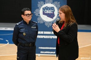 Szefowa gdyńskich policjant&oacute;w mł. insp. Beata Nienadowska oraz wiceprezydentka Gdyni Oktawia Gorzeńska  