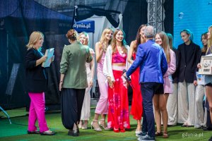 Nagradzani i wyróżniani uczestnicy Międzynarodowego Festiwalu Piosenki Gdynia Open (fot. Kamil Złoch)
