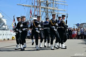 Pokaz musztry paradnej w wykonaniu Kompanii Reprezentacyjnej Marynarki Wojennej podczas „Błyskawicznej majówki”