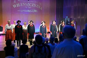 Reprezentacyjny Polski Zespół Pieśni i Tańca „Wileńszczyzna” im. Gabriela Jana Mincewicza i stojąca publiczność podczas koncertu „Barwy Wileńszczyzny” 