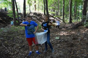 Uczniowie ze Szkoły Podstawowej nr 29 sprzątali las przy ul. Pelplińskiej w Gdyni // fot. Izabela Małkowska