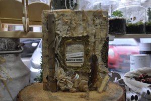 Rękodzieło tworzone przez DecoHobby można wylicytować lub dostać w sklepiku // fot. Magdalena Czernek
