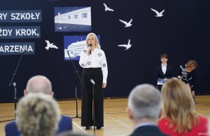 Eliza Zaborowska-Kempa, dyrektorka Szkoły Podstawowej nr 18 przemawia do gości