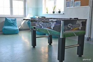 Strefa relaksu i rekreacji - pufy i gra piłkarzyki na szkolnym korytarzu