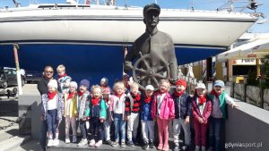 Grupa dzieci podczas zajęć projektu "Gdynia na fali" w Marinie Gdynia