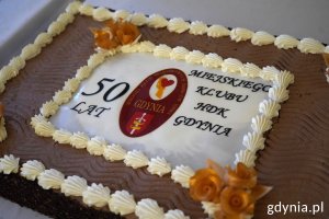 Tort z napisem: 50 lat Miejskiego Klubu HDK Gdynia