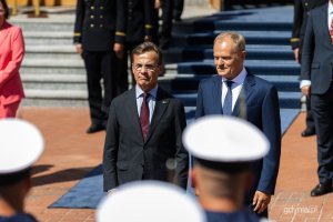 Polsko-szwedzkie rządowe konsultacje w Gdyni. Delegacje na terenie obiekt&oacute;w Akademii Marynarki Wojennej w Gdyni. Donald Tusk i Ulf Kristersson (fot. Kamil Złoch)