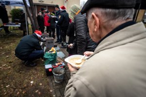 Dobrą metodę palenia w piecach prezentują w terenie strażnicy miejscy z Ekopatrolu, fot. Dawid Linkowski