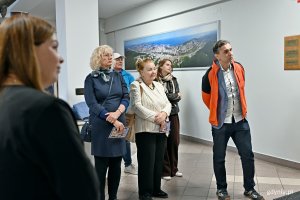 Uczestnicy wernisażu podczas oficjalnego otwarcia wystawy &bdquo;Gdynia Miasto Modernizmu&rdquo; 