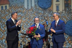  Odznakę Honorową za Zasługi dla Samorządu Terytorialnego od Ministra Spraw Wewnętrznych i Administracji profesorowi Markowi Wysockiemu. Na zdjęciu wyr&oacute;żniony, a także wicewojewoda pomorski Emil Rojek