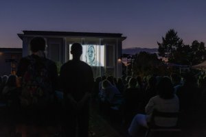 Zdjęcie z pokazu spektaklu &bdquo;Meltdown&rdquo; na placu przy Zespole Szk&oacute;ł Chłodniczych i Elektronicznych w ramach festiwalu &bdquo;Pociąg do Miasta&rdquo; 