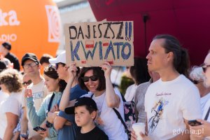 Kibice na starcie trzymający transparent wspierający Michała Kwiatkowskiego 