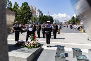 Marynarze składają wieńce pod pomnikiem.