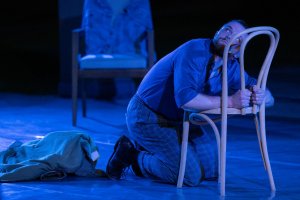 Wojciech Furman podczas pokazu spektaklu &bdquo;Love and death, sex and illness&rdquo; na dziedzińcu Szkoły Podstawowej nr 42 w ramach festiwalu &bdquo;Pociąg do Miasta&rdquo;