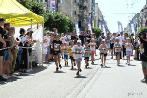 Podczas Kulinarnej Świętojańskiej nie zabrakło kluczowego punktu programu - Biegu Kelner&oacute;w. Na zdjęciu uczestnicy kategorii Junior (fot. Michał Puszczewicz)