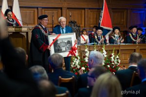 Prof. dr hab. Krzysztof Wilde gratuluje Ireneuszowi Ćwirce tytułu Osobowości Roku 2025 Politechniki Gdańskiej. Inauguracja roku akademickiego 2025/2026 na Politechnice Gdańskiej (fot. Kamil Złoch)