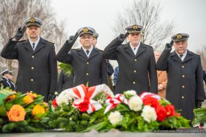 Przedstawiciele dow&oacute;dztwa Marynarki Wojennej składający kwiaty podczas uroczystości upamiętniających marynarzy represjonowanych przez władze komunistyczne w okresie powojennym