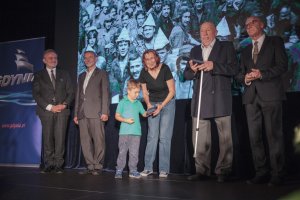 Prezydent Wojciech Szczurek wręczył odznaczenia "Bohaterom Sierpnia '80 Gdynia" // fot. Kamil Jasiński