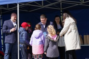 Nagrody i dyplomy wręczają Maciej Zielonka, wiceprezydent Gdyni i Mariola Śrubarczyk-Cichowska, wiceprzewodnicząca Rady Miasta Gdyni