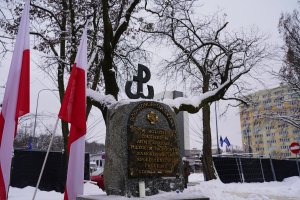 Pomnik Armii Krajowej znajduje się w Gdyni na Skwerze Kościuszki 