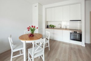 Salon z aneksem kuchennym w obiekcie Sleepy3city - Abrahama 61