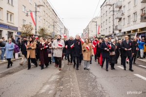Na zdjęciu m.in.: senator Sławomir Rybicki,  wicewojewoda pomorski Emil Rojek, posłanka Henryka Krzywonos-Strycharska, poseł Rafał Siemaszko,prezydent Gdyni Aleksandra Kosiorek, przewodniczący Rady Miasta Tadeusz Szemiot, wiceprezydent Gdyni Tomasz Augustyniak, wiceprezydent Gdyni Rafał Geremek, wiceprezydent Gdyni Maciej Zielonka, dyrektor zarządzający ds. kultury i aktywności mieszkańców Mariusz Bzdęga, dyrektor zarządzający ds. inwestycji Tomasz Gałązka, radna Larysa Kramin, radna Agnieszka Tokarska, radna Anna Salomon, radna Teresa Bysewska, radna Emilia Rogała, radny Łukasz Piesiewicz, radny Norbert Anisowicz, radny Marcus da Silva de Oliveira, radny Łukasz Strzałkowski, radna Monika Strzałkowska, radny Dawid Biernacik, radny Dominik Aziewicz, radny Norbert Anisowicz (fot. Karol Stańczak)