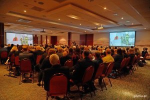 Uczestnicy konferencji na temat materiał&oacute;w niebezpiecznych w Bałtyku zgromadzeni na sali 