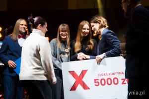 Gala finałowa X edycji Przeglądu Teatrów Amatorskich „Kurtyna” w gdyńskim Małym Kacku. Na scenie m.in. laureaci z Teatru Pierwsze Kroki (fot. Paweł Budziński)