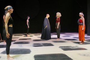Zdjęcie z próby spektaklu „Mury Jerycha” w Teatrze Muzycznym w Gdyni. Scena zbiorowa // fot. Przemysław Burda