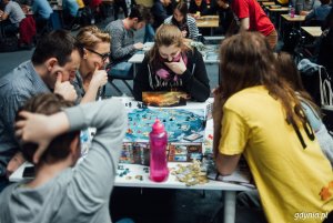 // fot. Sylwester Ciszek. Uczestnicy Festiwalu "Gramy" grający w planszówki