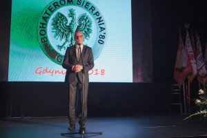 Andrzej Kołodziej, prezes Pomorskiej Fundacji Historycznej na obchodach 38. rocznicy Sierpnia '80 w sali koncertowej Zarządu Portu Gdynia // fot. Kamil Jasiński