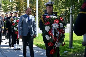 Wiceprezydent Gdyni Marek Łucyk złożył wieniecprzed pomnikiem Armii Krajowej na skwerze Kościuszki // fot. Magdalena Czernek 